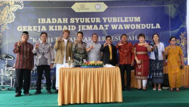 Hadiri HUT Emas Gereja Kibaid Wawondula, Bupati Irwan Janjikan Dukungan Pembangunan