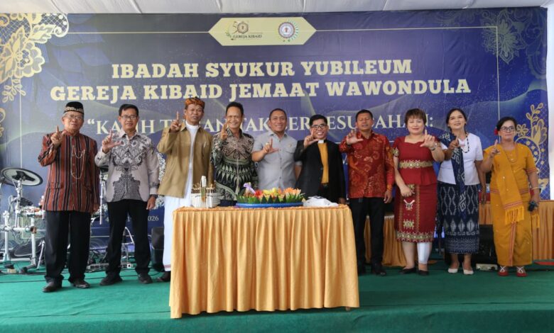 Hadiri HUT Emas Gereja Kibaid Wawondula, Bupati Irwan Janjikan Dukungan Pembangunan