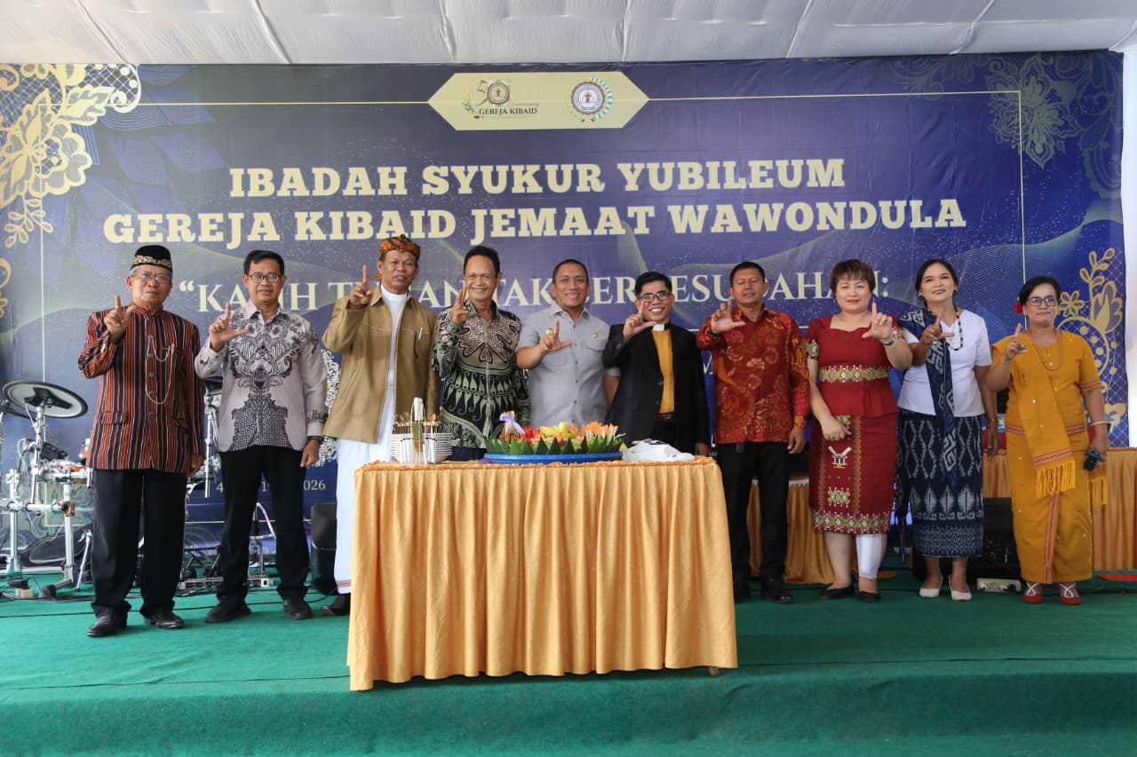 Hadiri HUT Emas Gereja Kibaid Wawondula, Bupati Irwan Janjikan Dukungan Pembangunan