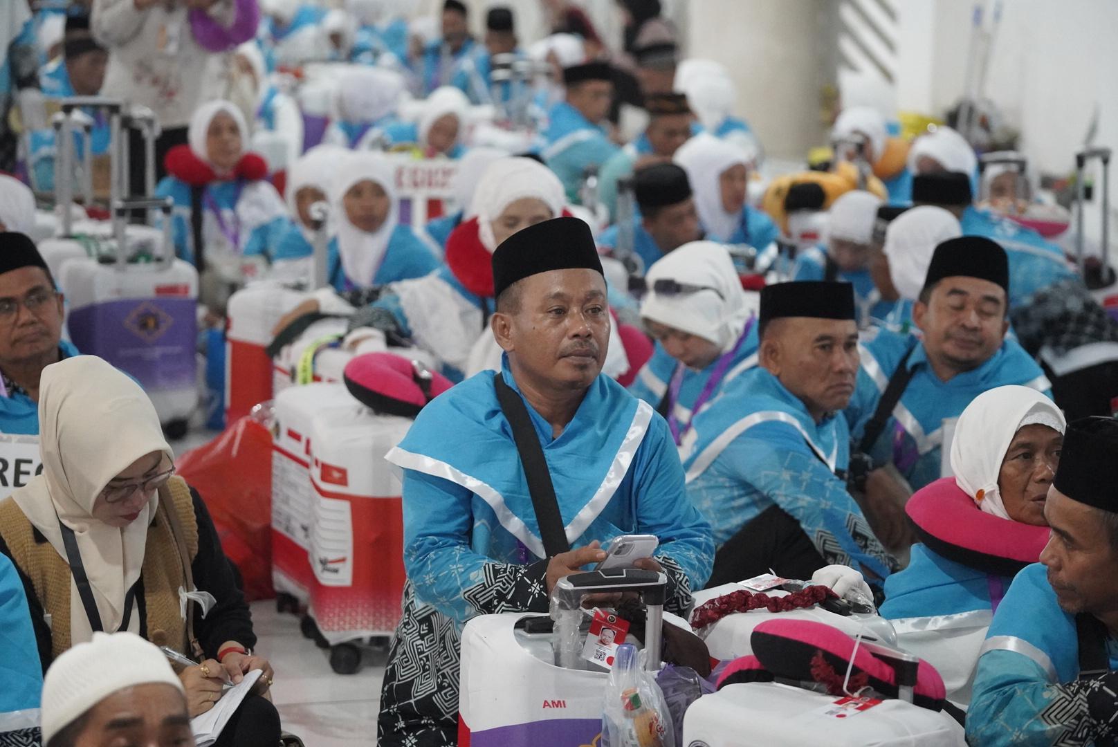 Lepas 343 JCH, Wabup Gowa Ingatkan Jamaah Jaga Kesehatan dan Kekompakan