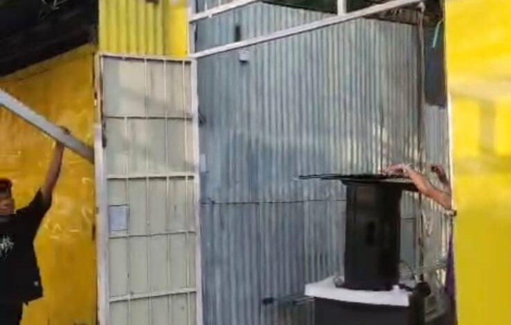 PKL Bercat Kuning di Jalan Tinumbu Makassar Bongkar Lapak Mandiri, 30 Tahun Berdiri di Atas Fasum