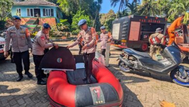 Tim SAR Brimob Polda Sulsel Sisir Teluk Bone Cari Nelayan Hilang