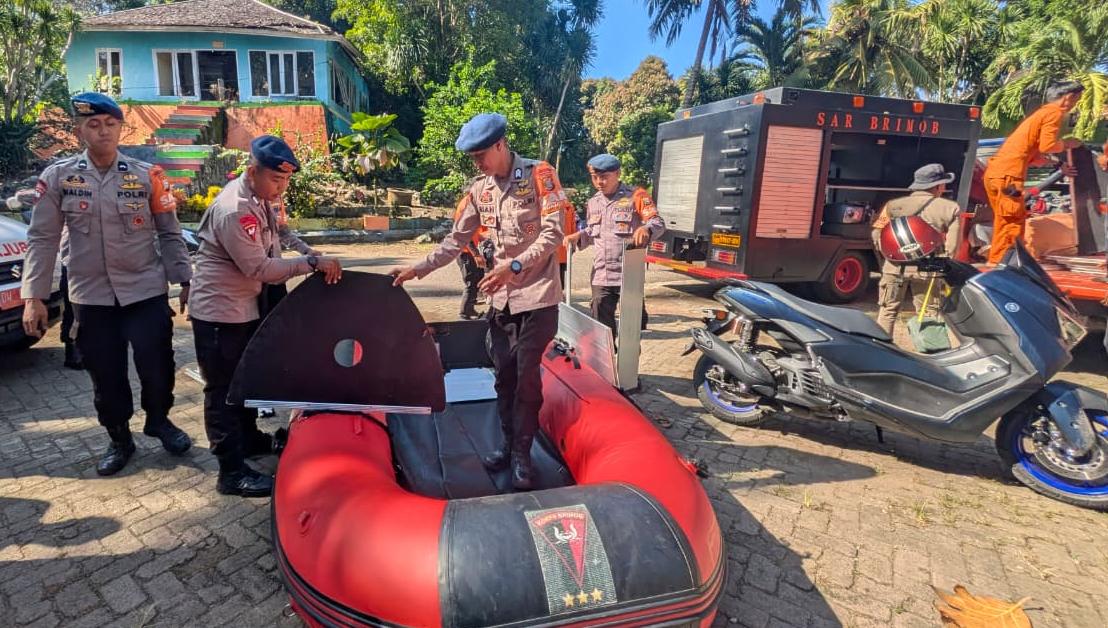Tim SAR Brimob Polda Sulsel Sisir Teluk Bone Cari Nelayan Hilang
