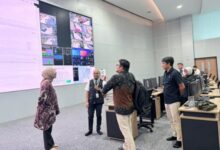 Matangkan Peluncuran Aplikasi Aduan dan Layanan Darurat 112, Kominfo Lutim Kunjungi War Room Kota Makassar