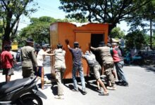 Penertiban Lapak PKL di Atas Drainase di Tallo Berjalan Tanpa Konfli, Sebagian Dibongkar Mandiri