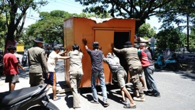 Penertiban Lapak PKL di Atas Drainase di Tallo Berjalan Tanpa Konfli, Sebagian Dibongkar Mandiri