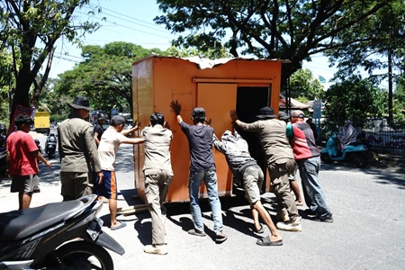 Penertiban Lapak PKL di Atas Drainase di Tallo Berjalan Tanpa Konfli, Sebagian Dibongkar Mandiri
