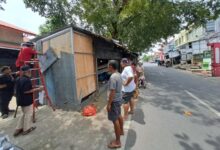 Ganggu Saluran Drainase dan Kebersihan, Lapak Liar di Tallo Dibongkar