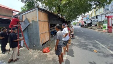 Ganggu Saluran Drainase dan Kebersihan, Lapak Liar di Tallo Dibongkar