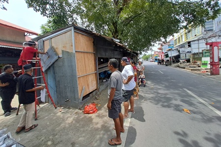 Ganggu Saluran Drainase dan Kebersihan, Lapak Liar di Tallo Dibongkar