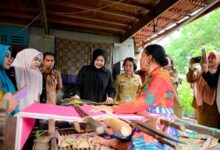 Dari Tellulimpoe, Fatmawati Dorong UMKM Tenun Emas Sidrap Naik Kelas