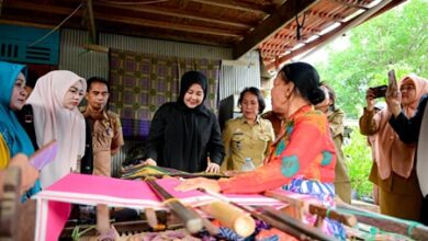 Dari Tellulimpoe, Fatmawati Dorong UMKM Tenun Emas Sidrap Naik Kelas