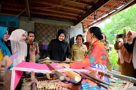 Dari Tellulimpoe, Fatmawati Dorong UMKM Tenun Emas Sidrap Naik Kelas