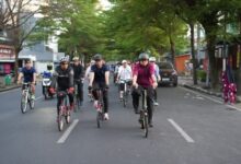 Isi WFH dengan Kebersihan, Wali Kota Makassar Gowes Bareng SKPD Pantau "Jumat Bersih"