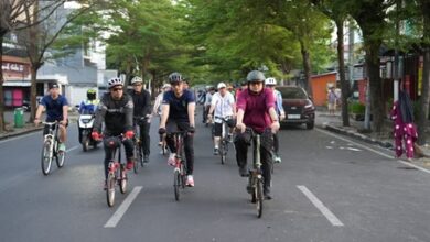 Isi WFH dengan Kebersihan, Wali Kota Makassar Gowes Bareng SKPD Pantau "Jumat Bersih"