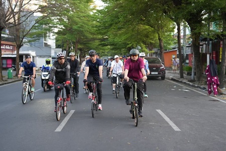 Isi WFH dengan Kebersihan, Wali Kota Makassar Gowes Bareng SKPD Pantau "Jumat Bersih"