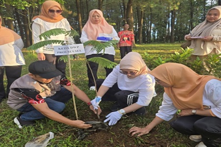 Hari Bumi 2026, DWP Sulsel Tanam Bibit Unggul Bernilai Ekonomi di Gowa