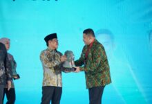 Wali Kota Makassar Munafri Terima Penghargaan Paritrana Award