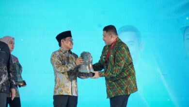 Wali Kota Makassar Munafri Terima Penghargaan Paritrana Award