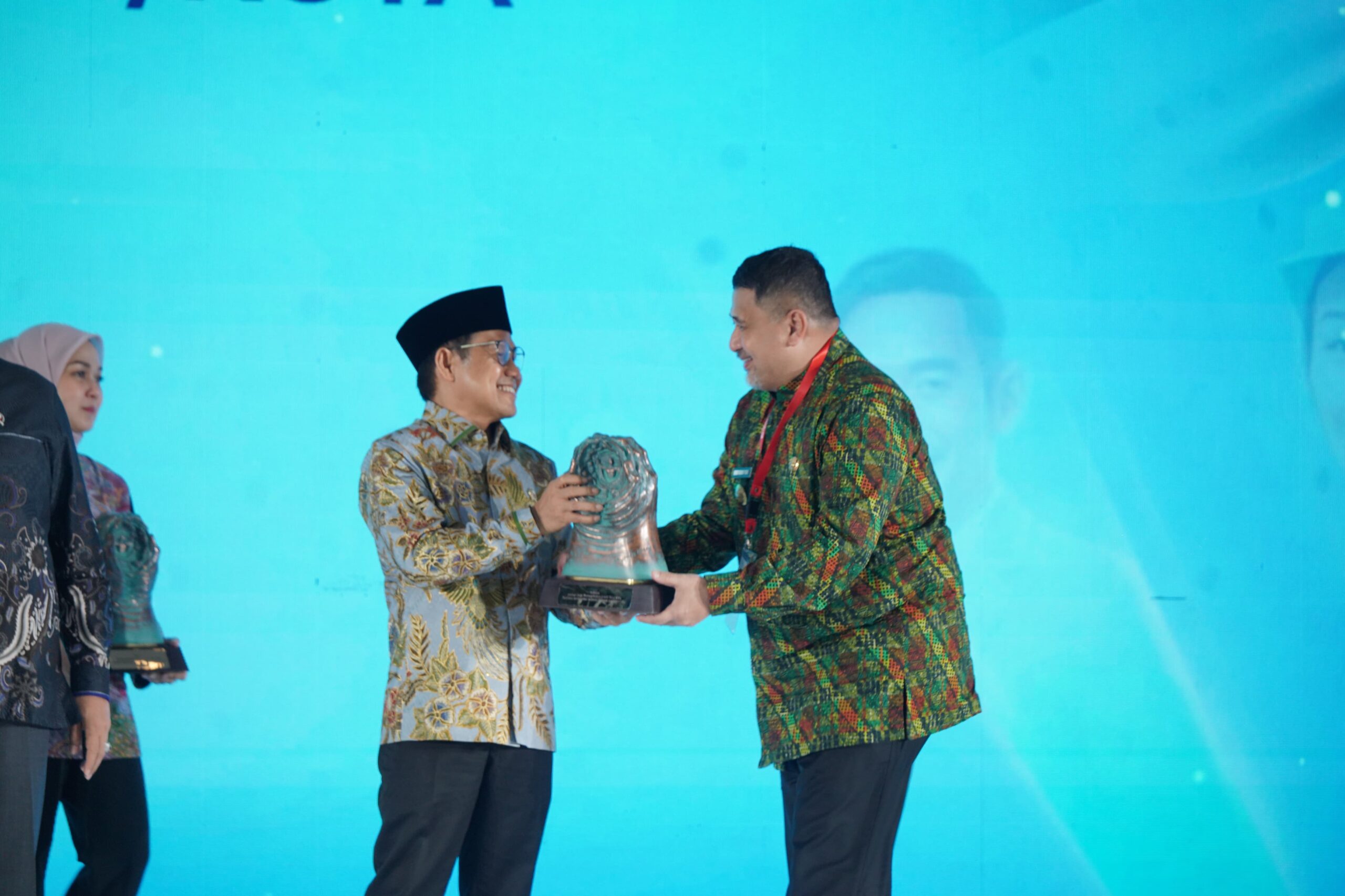 Wali Kota Makassar Munafri Terima Penghargaan Paritrana Award