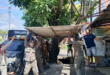 10 Tahun Berdiri di Atas Fasum, 25 PK5 Tamalanrea Bongkar Lapak Secara Mandiri