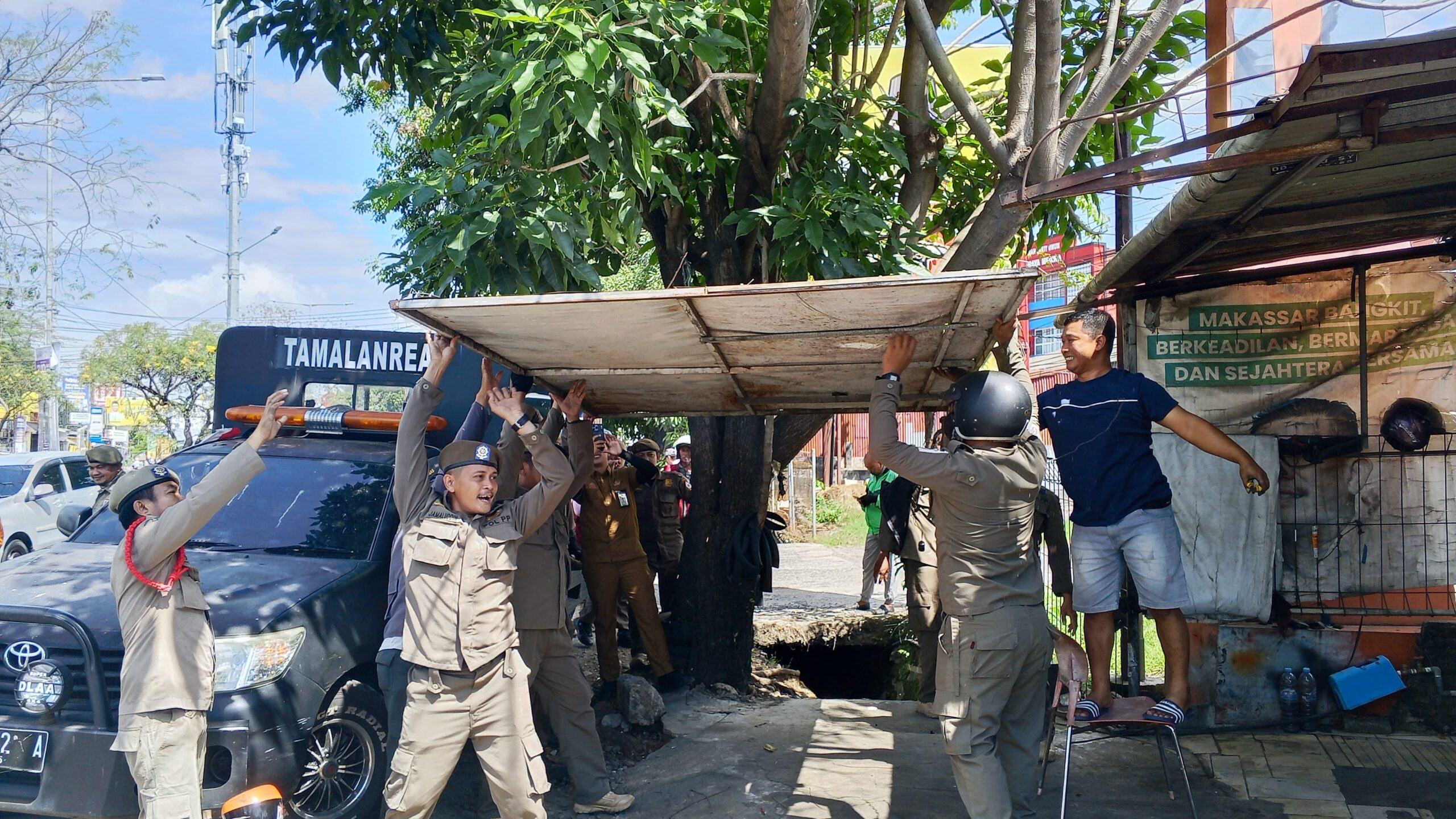 10 Tahun Berdiri di Atas Fasum, 25 PK5 Tamalanrea Bongkar Lapak Secara Mandiri