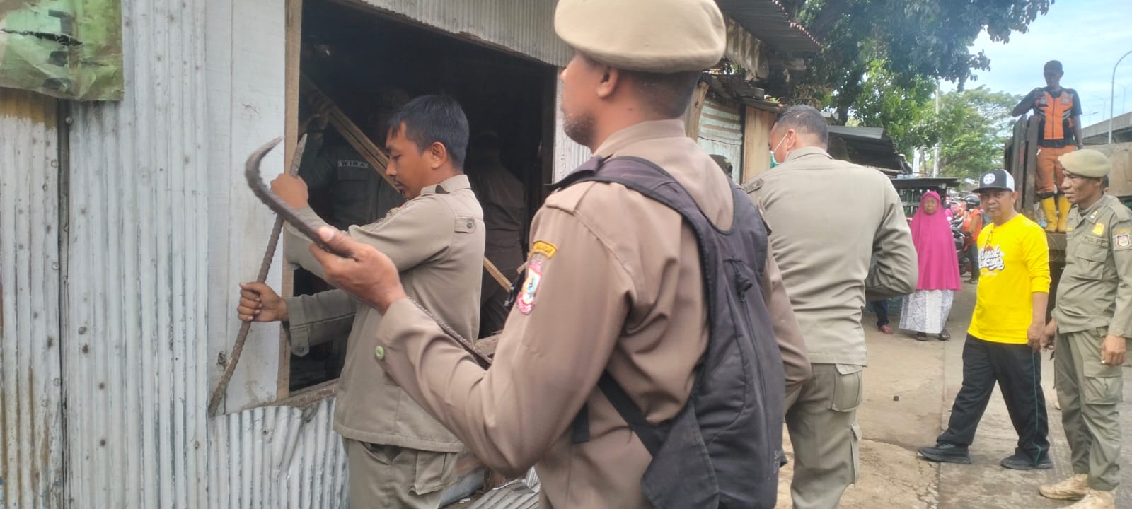 Pemkot Makassar Tertibkan 16 Lapak di Fasum Barawaja, Akses Jalan Kembali Difungsikan
