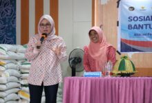 Pemkab Gowa bersama Bulog Salurkan Bantuan Pangan Ke Masyarakat Bontomarannu