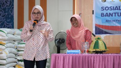 Pemkab Gowa bersama Bulog Salurkan Bantuan Pangan Ke Masyarakat Bontomarannu