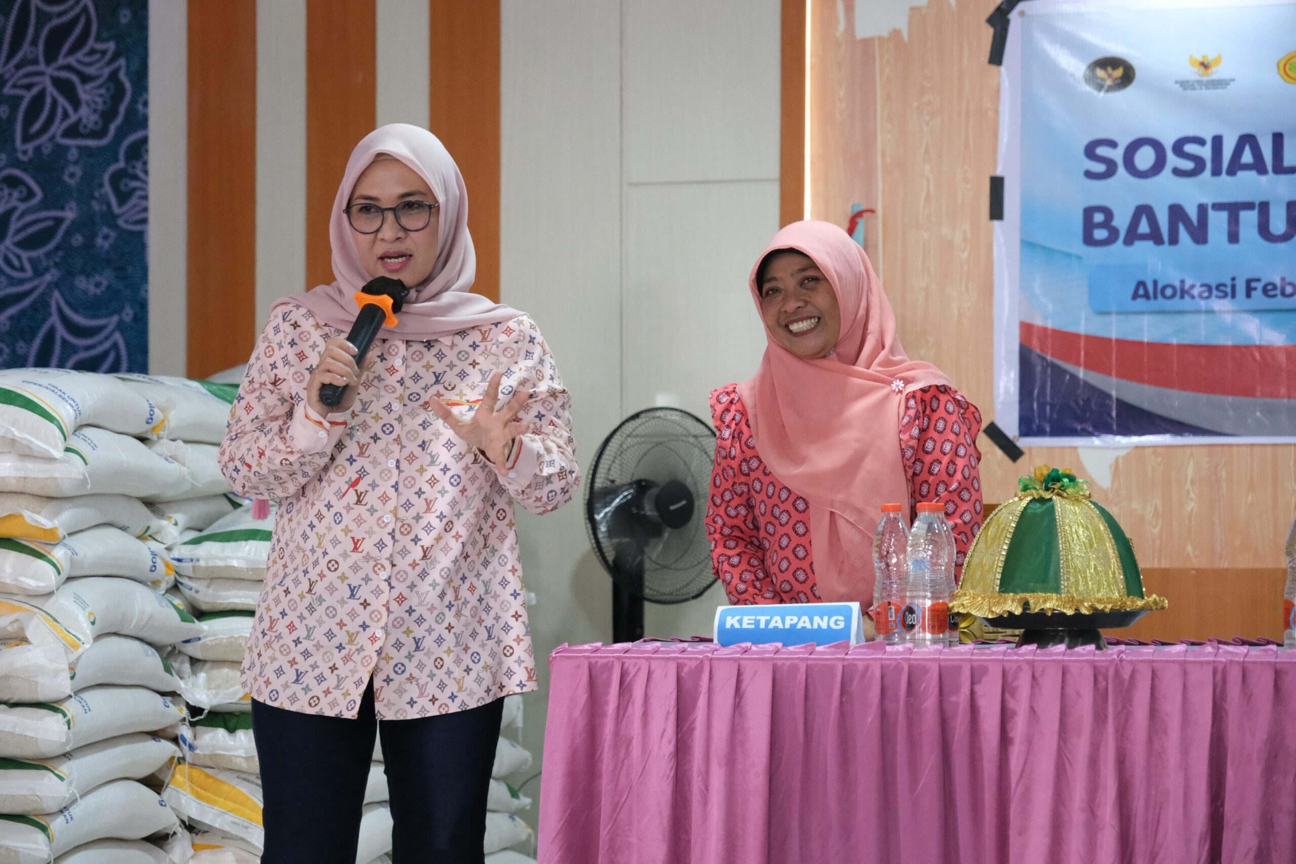 Pemkab Gowa bersama Bulog Salurkan Bantuan Pangan Ke Masyarakat Bontomarannu