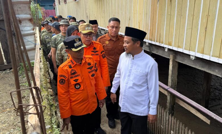 Gubernur Sulsel Tinjau Lokasi Banjir di Bone, Salurkan Bantuan Rp1 Miliar dan 500 Paket Sembako