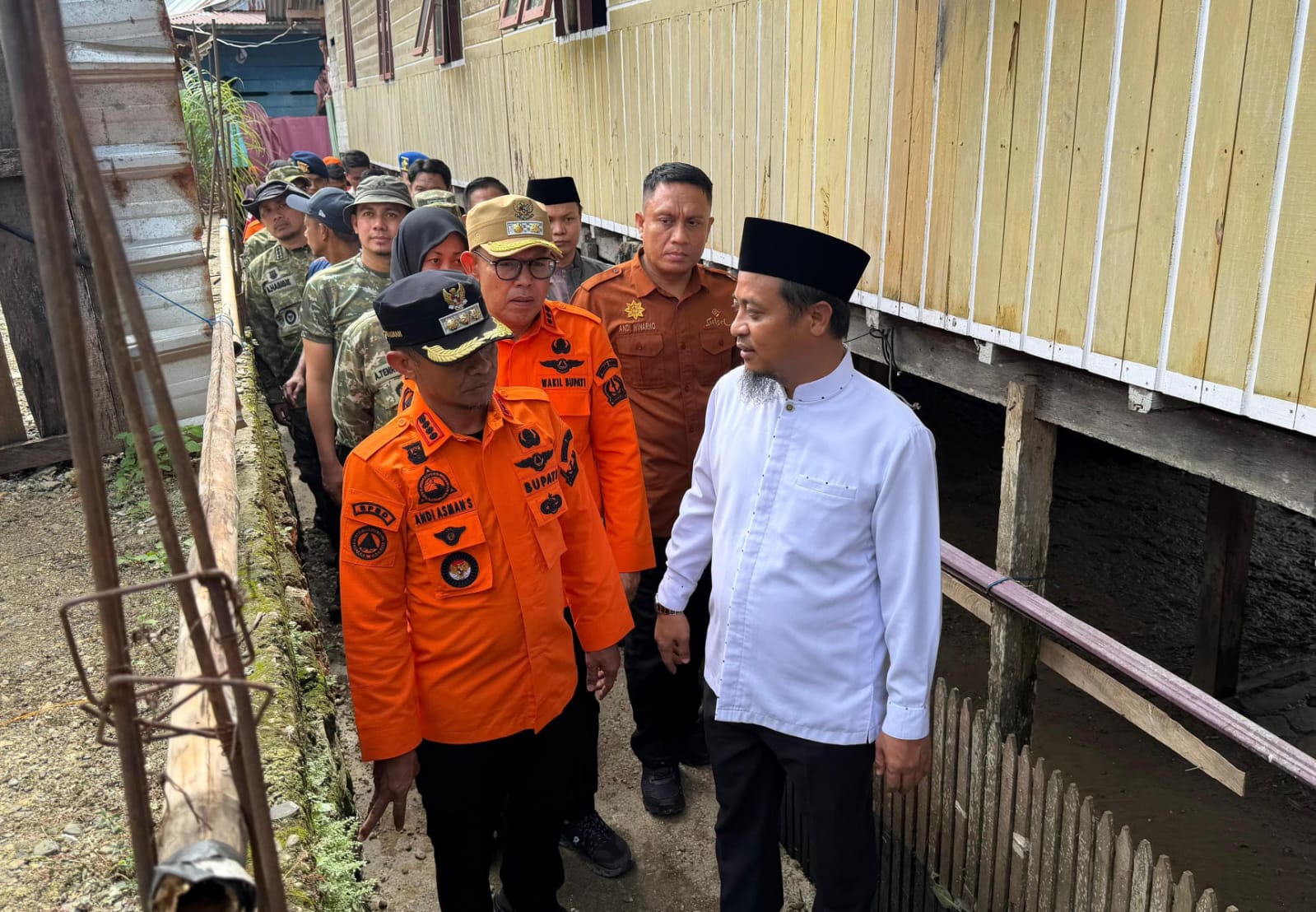 Gubernur Sulsel Tinjau Lokasi Banjir di Bone, Salurkan Bantuan Rp1 Miliar dan 500 Paket Sembako