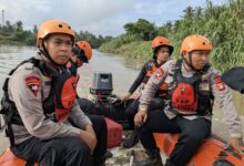 Tim SAR Brimob Bone Berpacu dengan Derasnya Arus Sungai Waelanae Cari Korban Tenggelam di Wajo