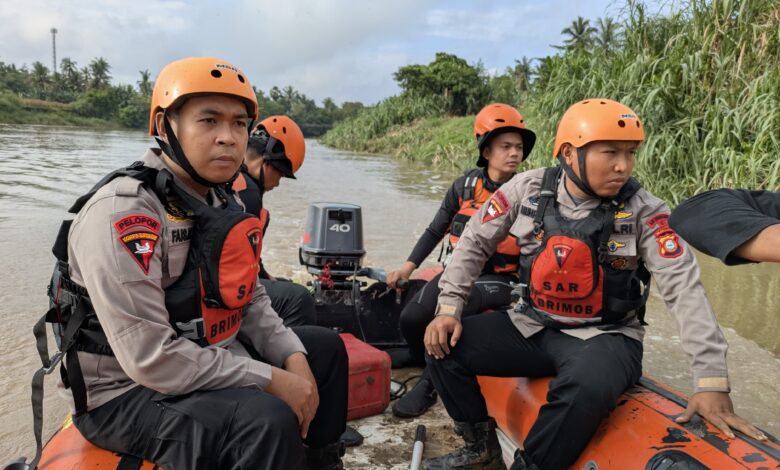 Tim SAR Brimob Bone Berpacu dengan Derasnya Arus Sungai Waelanae Cari Korban Tenggelam di Wajo