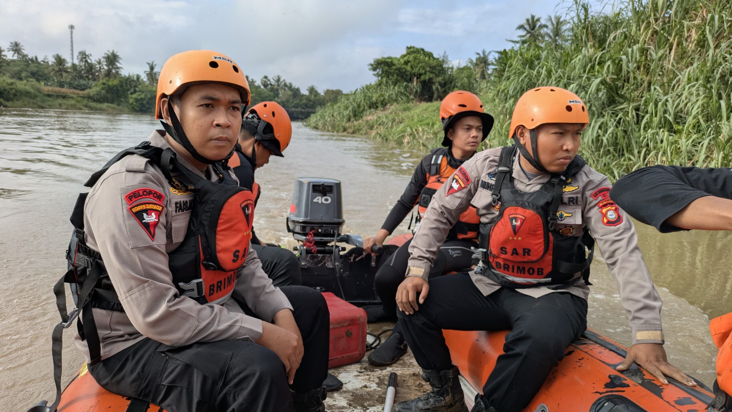 Tim SAR Brimob Bone Berpacu dengan Derasnya Arus Sungai Waelanae Cari Korban Tenggelam di Wajo