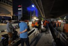 Respons Aduan Warga, Satgas Rappocini Turun Langsung Bersihkan Drainase Kawasan Bawah Tol Pettarani