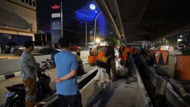 Respons Aduan Warga, Satgas Rappocini Turun Langsung Bersihkan Drainase Kawasan Bawah Tol Pettarani