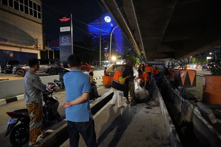 Respons Aduan Warga, Satgas Rappocini Turun Langsung Bersihkan Drainase Kawasan Bawah Tol Pettarani