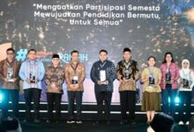 Kota Makassar Raih Penghargaan Hardiknas 2026, Munafri Tegaskan Semua Anak Wajib Sekolah