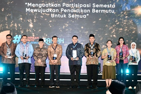 Kota Makassar Raih Penghargaan Hardiknas 2026, Munafri Tegaskan Semua Anak Wajib Sekolah