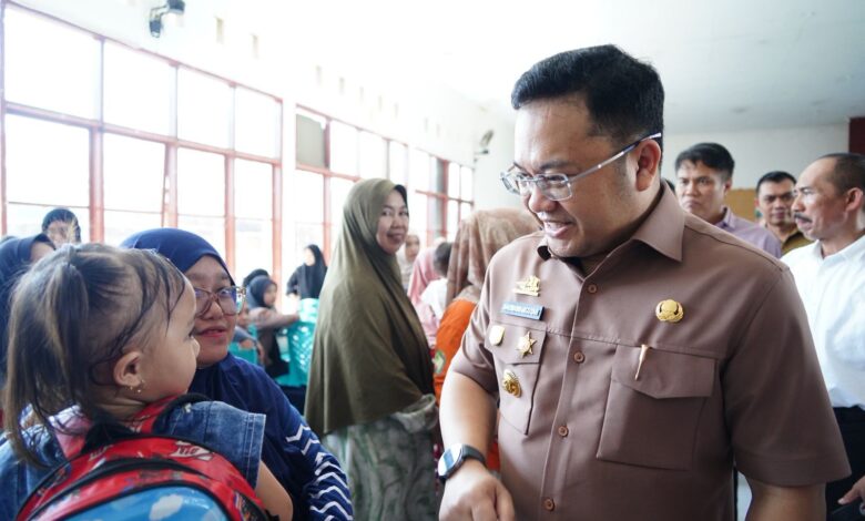 Wabup Gowa Salurkan 200 Paket Makanan Bergizi untuk Keluarga Berisiko Stunting di Bajeng