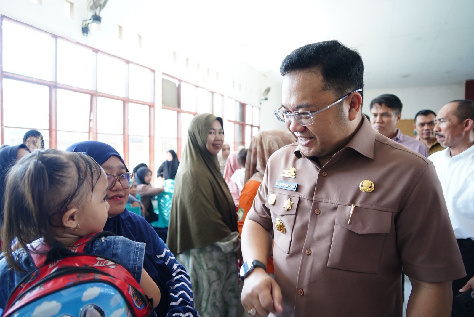 Wabup Gowa Salurkan 200 Paket Makanan Bergizi untuk Keluarga Berisiko Stunting di Bajeng