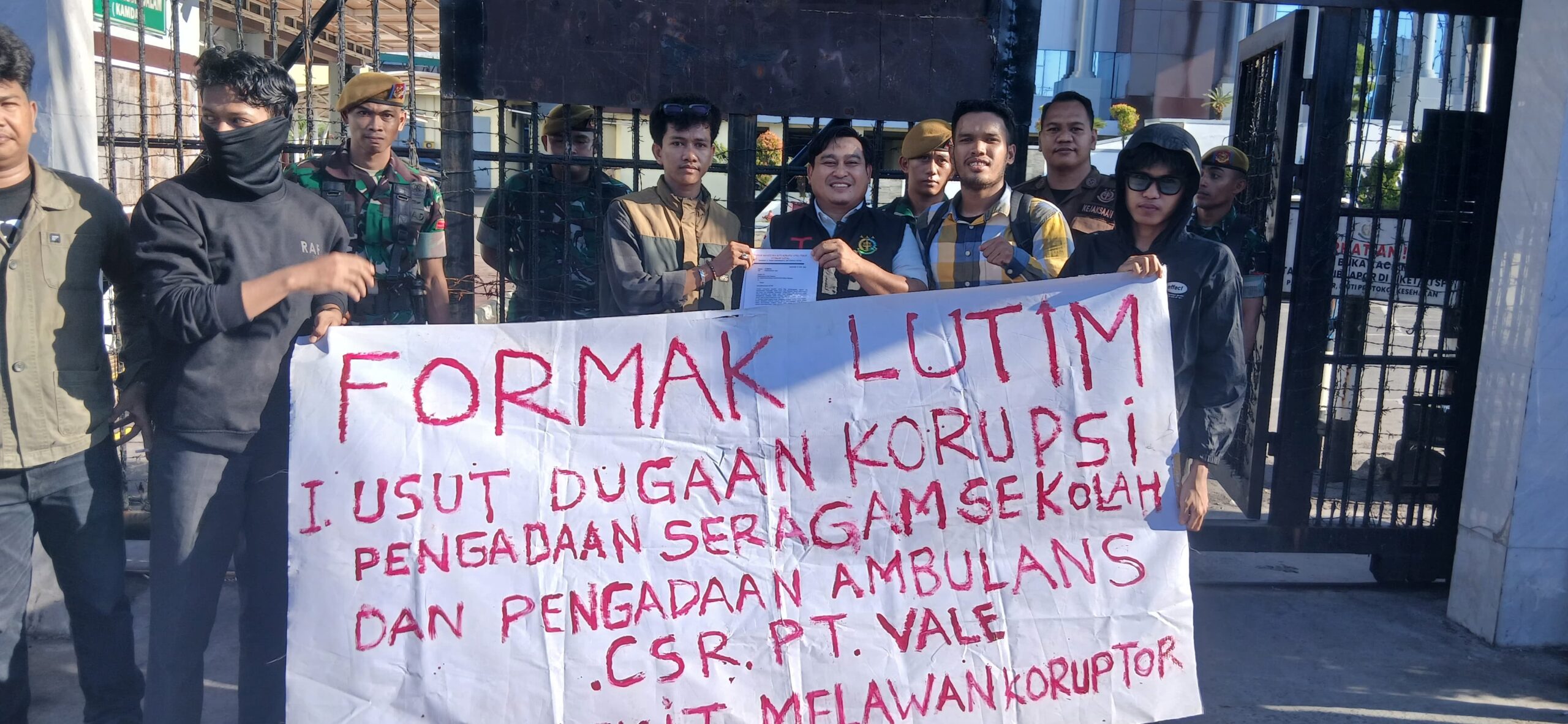 Gelar Aksi di Kejati Sulsel, FORMAK LUTIM Desak Penuntasan Kasus Korupsi di Luwu Timur