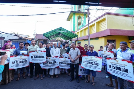 Gubernur Sulsel Salurkan Bantuan Sosial dan Rehabilitasi Rumah Korban Kebakaran Jalan Sultan Alauddin III