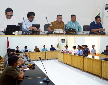 Respons Aduan Masyarakat, Wali Kota Palu Pimpin Rakor Penertiban Distribusi Solar Bersubsidi