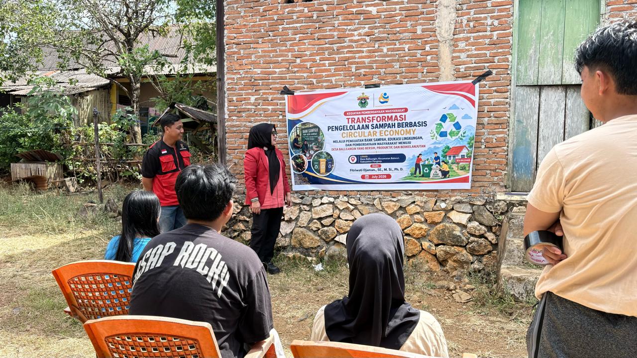FEB Unhas Dorong Circular Economy Lewat Penguatan Bank Sampah di Kelurahan Balleangin Pangkep