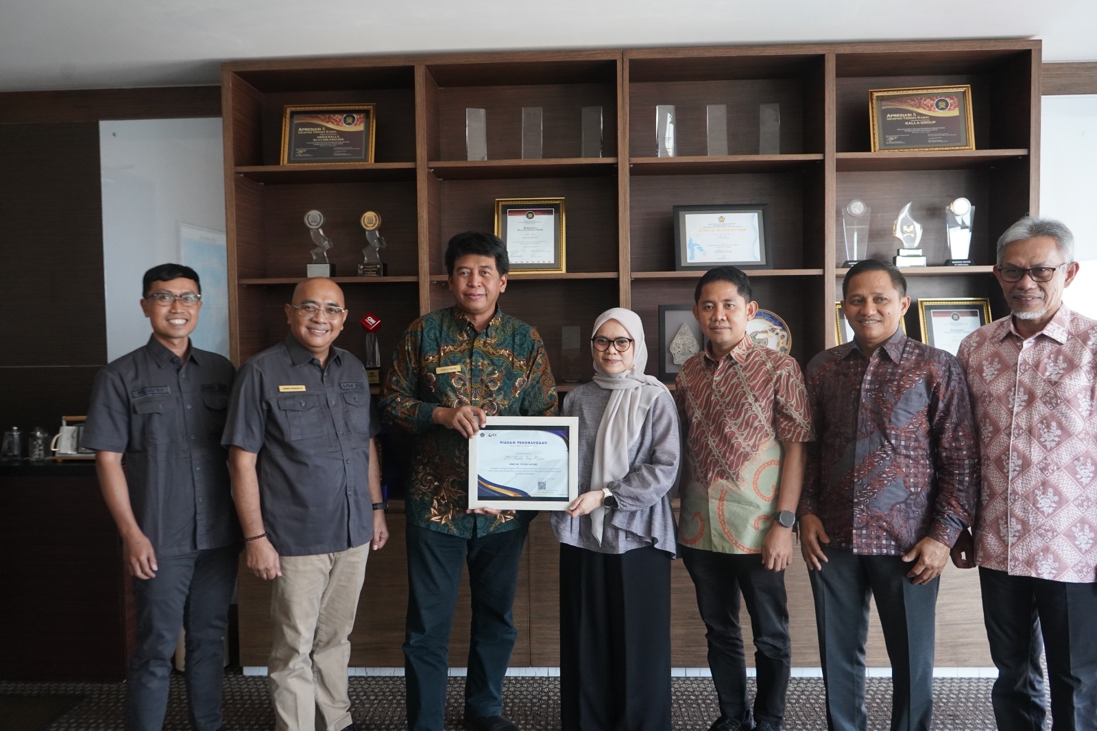 KALLA Kembali Raih Penghargaan Wajib Pajak Terbaik dan Terbesar 2025 dari DJP Sulselbartra