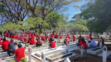 Bersih Makam, Tabur Bunga, dan Berbagi: Cara PDI Perjuangan Sulsel Memaknai Bulan Bung Karno