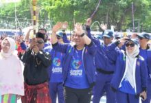 Pimpin Defile Kontingen Porsenijar 2026, Bupati Luwu Timur Bakar Semangat Ribuan Guru
