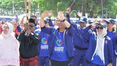 Pimpin Defile Kontingen Porsenijar 2026, Bupati Luwu Timur Bakar Semangat Ribuan Guru